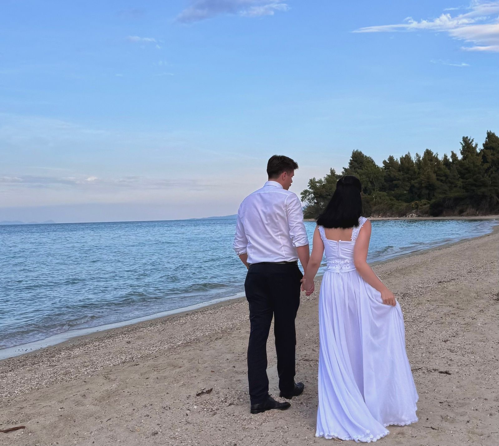 Hana dhe Butrinti duke ecur pranë detit